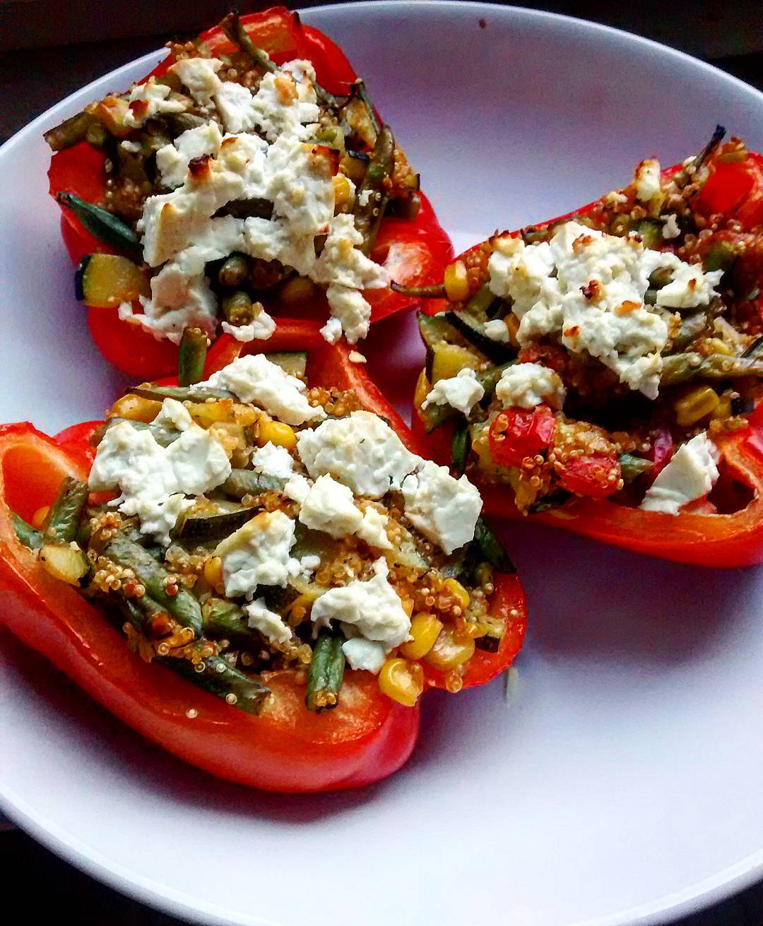 Gefüllte Paprika mit Quinoa, Gemüse und Fetakäse – #sieposteteinrezept