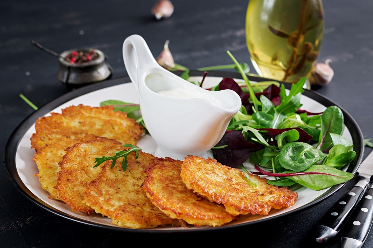 Ich reibe sie für Kartoffelpuffer. So werden sie lecker und knusprig.