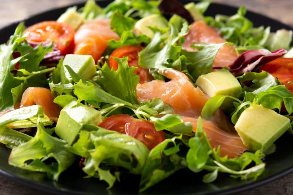 Ich bereite einen köstlichen Salat zum Abendessen in 15 Minuten zu. Drei einzigartige Zutaten, und alle werden satt.