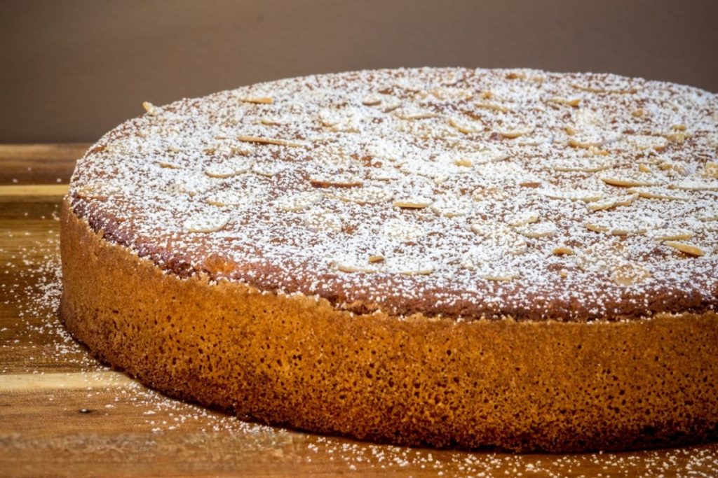 Wie man einen glutenfreien Biskuitkuchen mit wenigen Zutaten ganz einfach zubereitet