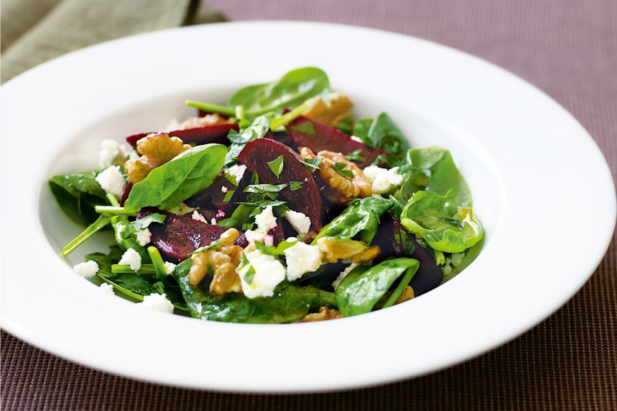 Salat aus Rote Beete, Feta und Nüssen