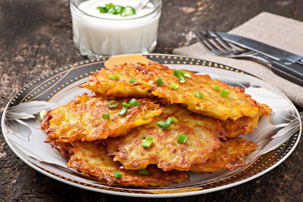 Ich reibe sie für Kartoffelpuffer. So werden sie lecker und knusprig.