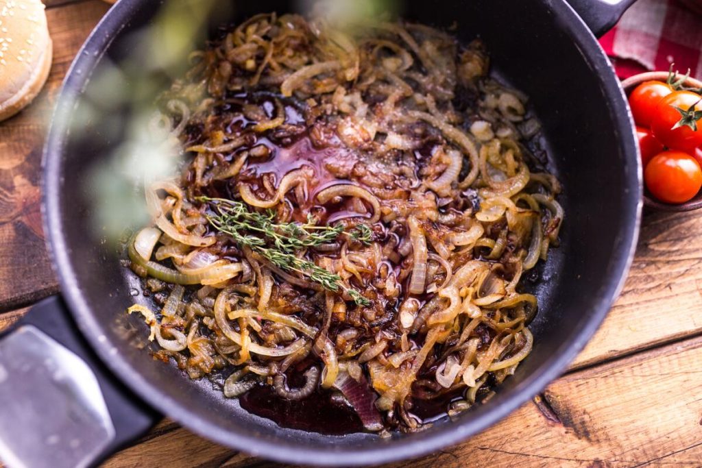 Probieren Sie dieses deutsche Rezept aus. Ich habe cremige Pasta zum Mittagessen zubereitet. Meine Mutter war einfach sprachlos vor Überraschung
