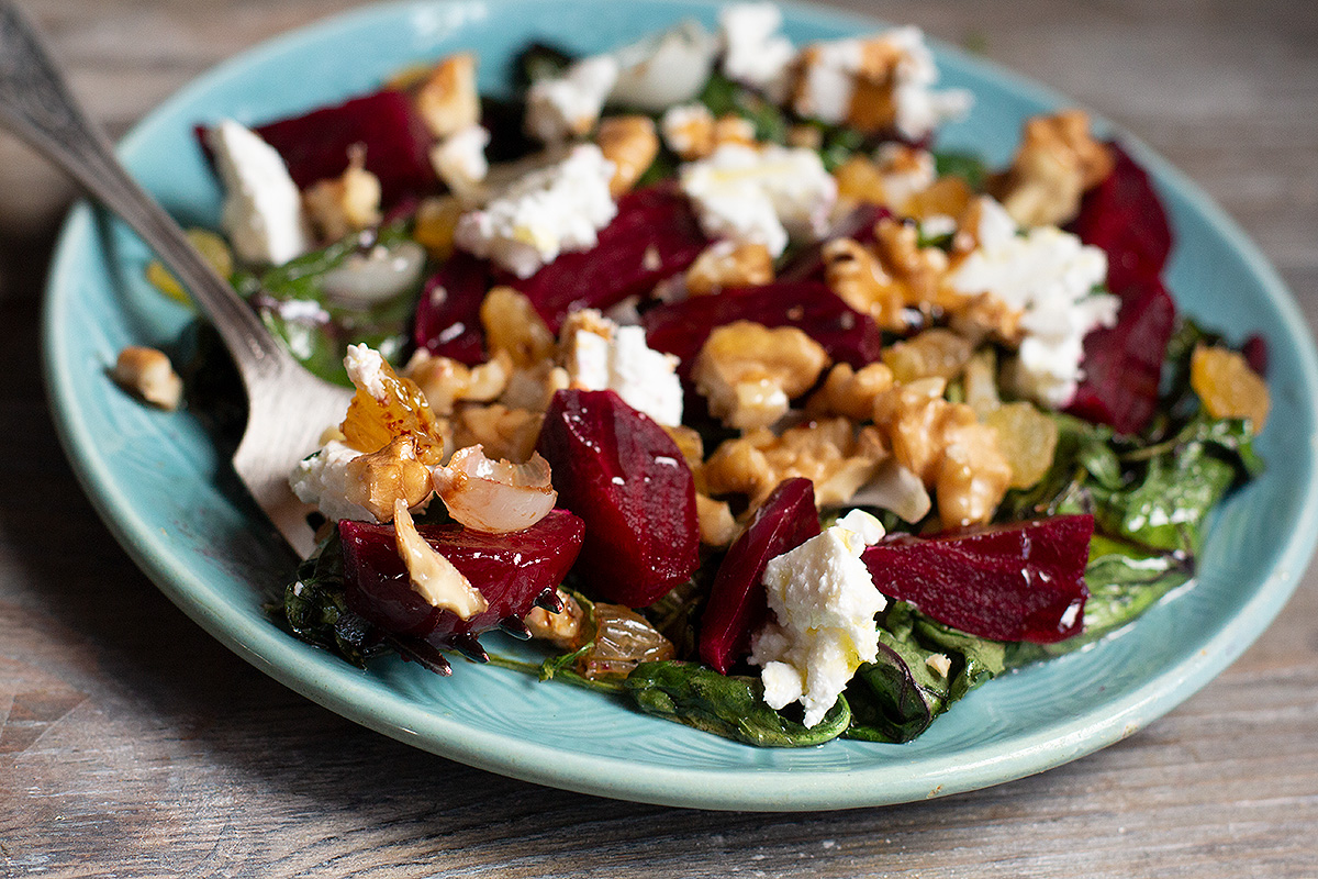 Salat aus Rote Beete, Feta und Nüssen