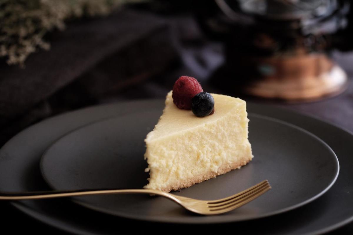 Ohne Backofen: Wie man schnell und einfach einen Cheesecake mit weißer Schokolade zubereitet