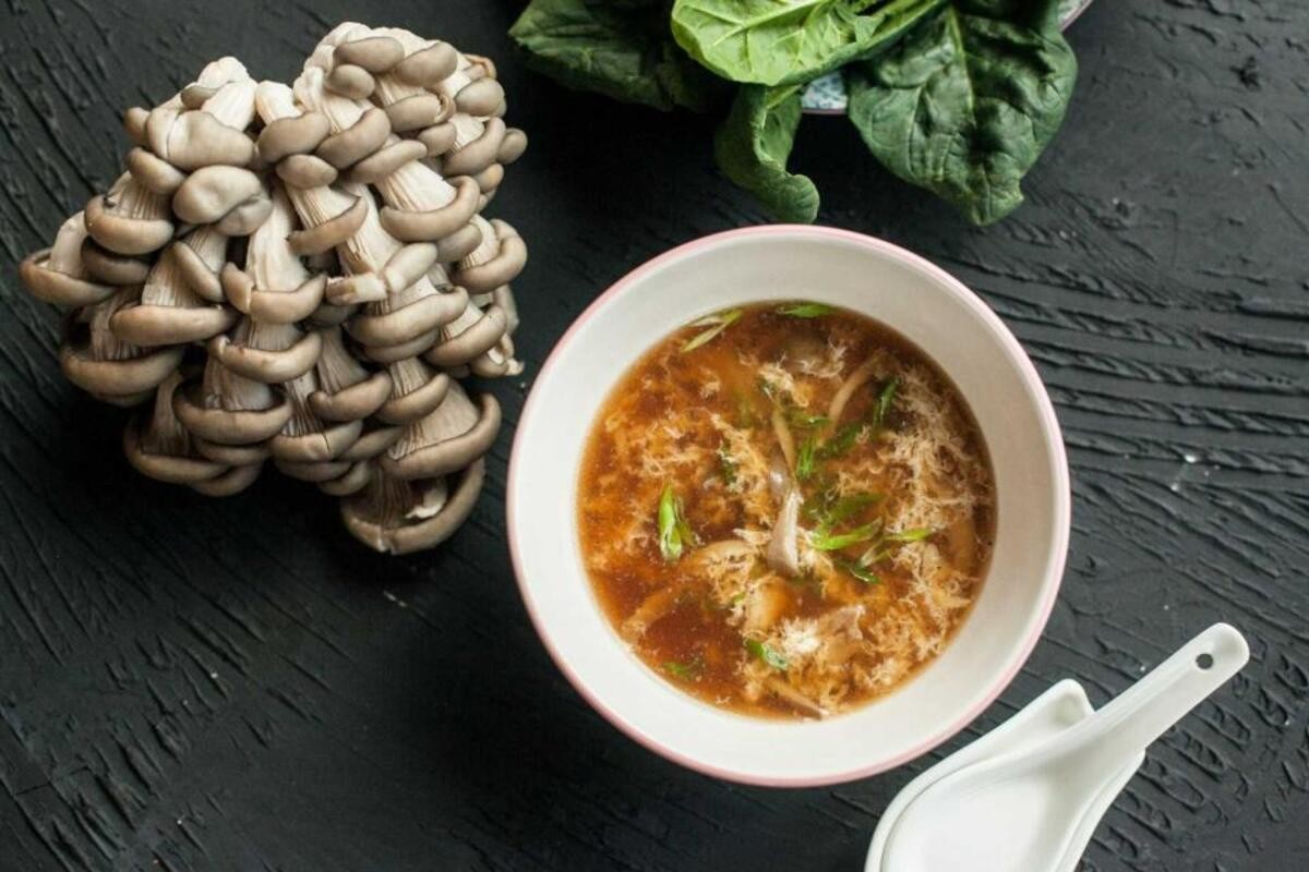 Ich koche eine Suppe aus Pleurotus eryngii. Sie ist besser als eine gewöhnliche Pilzsuppe.