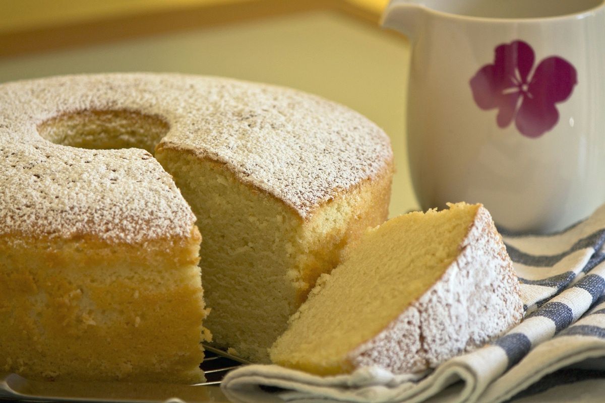 Wie backt man einen glutenfreien Biskuitkuchen aus wenigen Zutaten und ohne großen Aufwand?