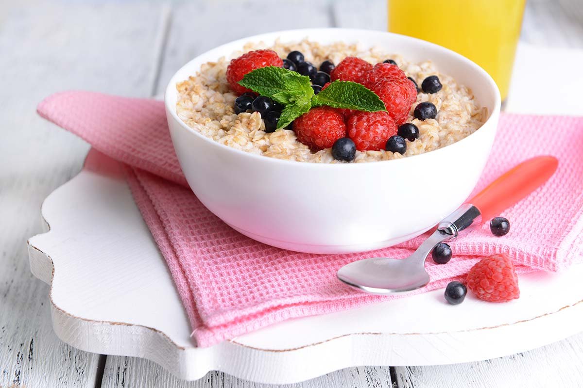 Fügen Sie es anstelle von Milch oder Joghurt zu Ihrem Haferbrei hinzu. Ihr Bauch wird endlich flach und Sie werden sich besser fühlen.