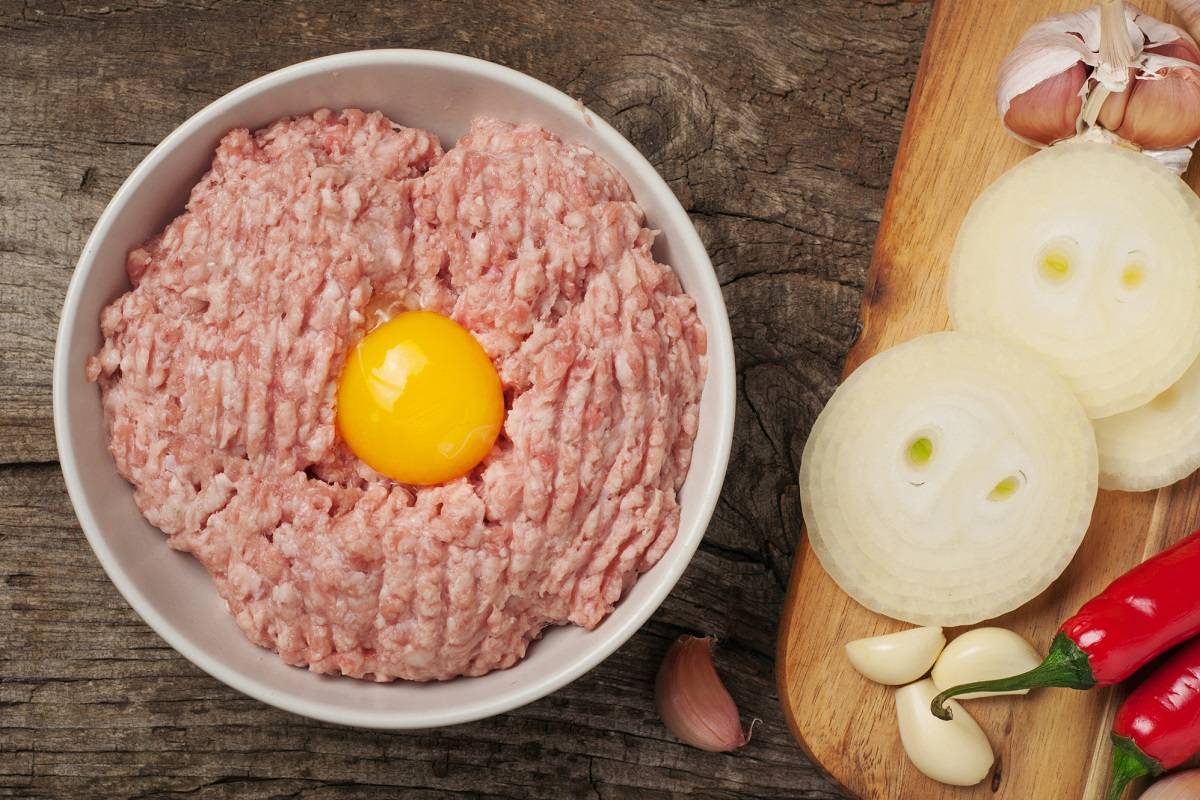Ich füge ein halbes Glas davon zum Hackfleisch für die Frikadellen hinzu, und sie werden saftig und locker wie nie zuvor. Diesen Trick hat mir meine Großmutter beigebracht