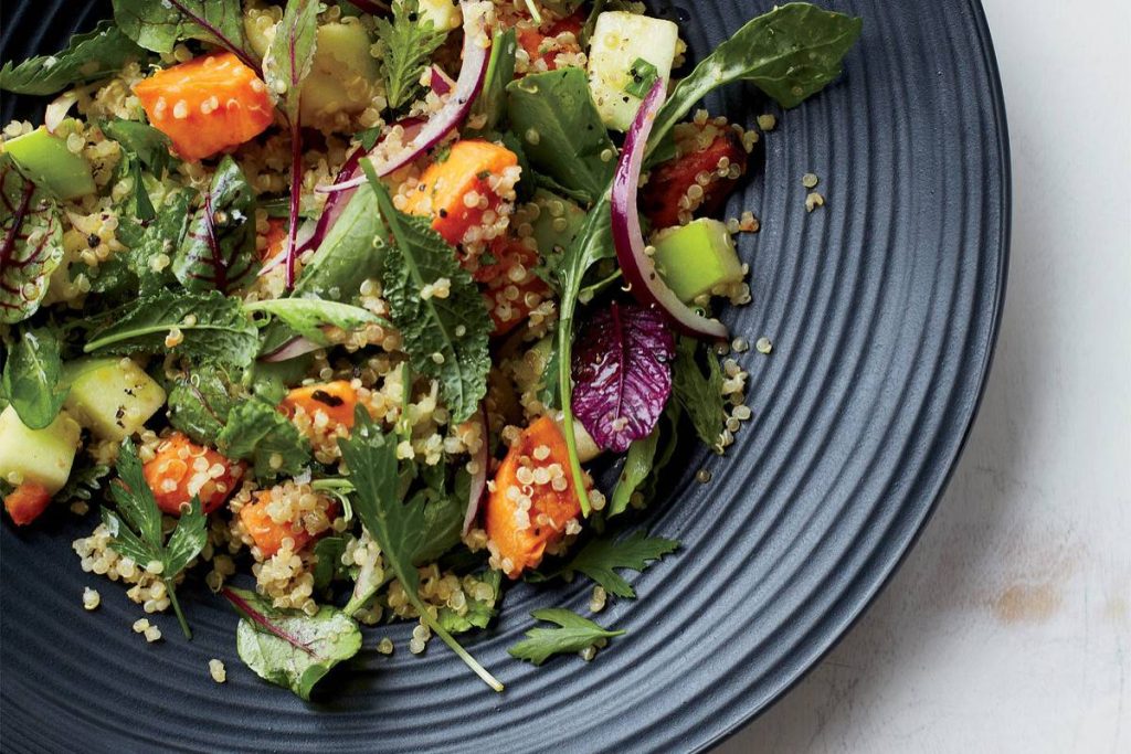 Quinoa-Salat: ein gesundes und einfaches Rezept, das Sie immer wieder zubereiten werden