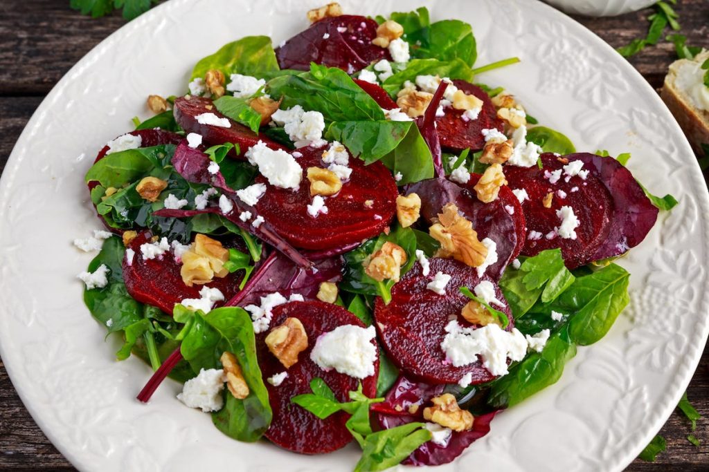 Salat aus Rote Beete, Feta und Nüssen