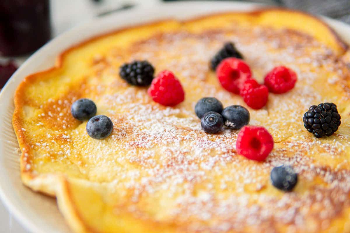 Gebackener Quarkpfannkuchen. Ein buntes, warmes Frühstück