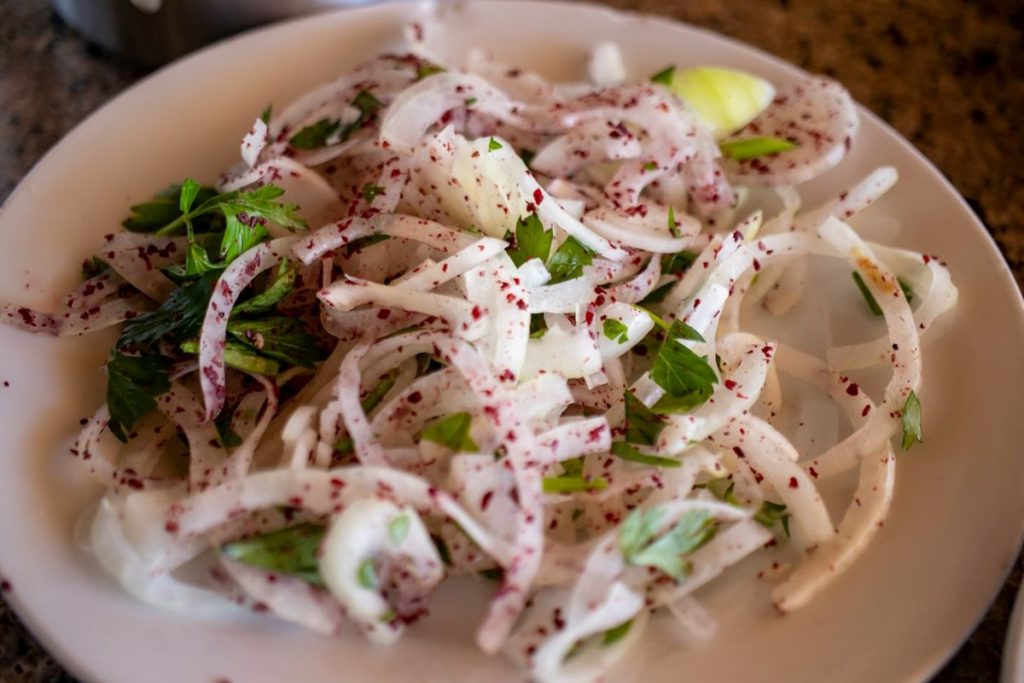 Ich habe diesen Salat in der Türkei zu Kebab probiert. Heute serviere ich ihn sogar zu Schweinekoteletts, und alle bitten um Nachschlag