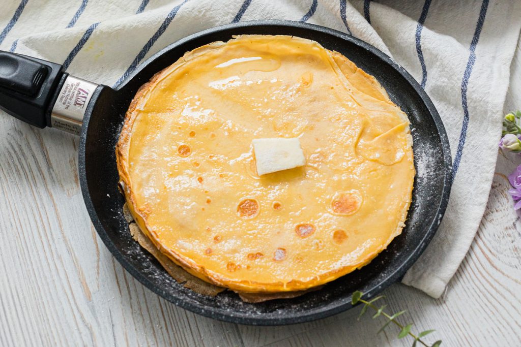 Jetzt mache ich nur noch französische Crêpes. Die sind so elastisch und weich, dass ich nie wieder zum alten Rezept zurückkehren werde