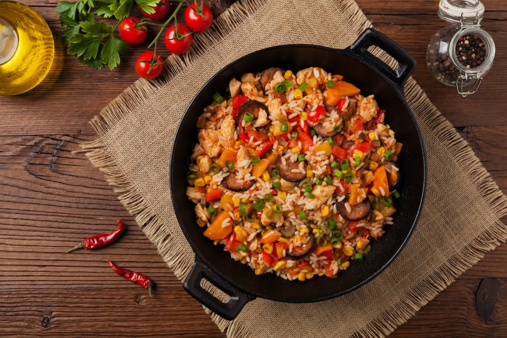 Ein leckeres Mittagessen ohne viel Aufwand. Probieren Sie dieses Rezept für ein Eintopfgericht mit Hähnchen, Reis, Paprika und Pilzen