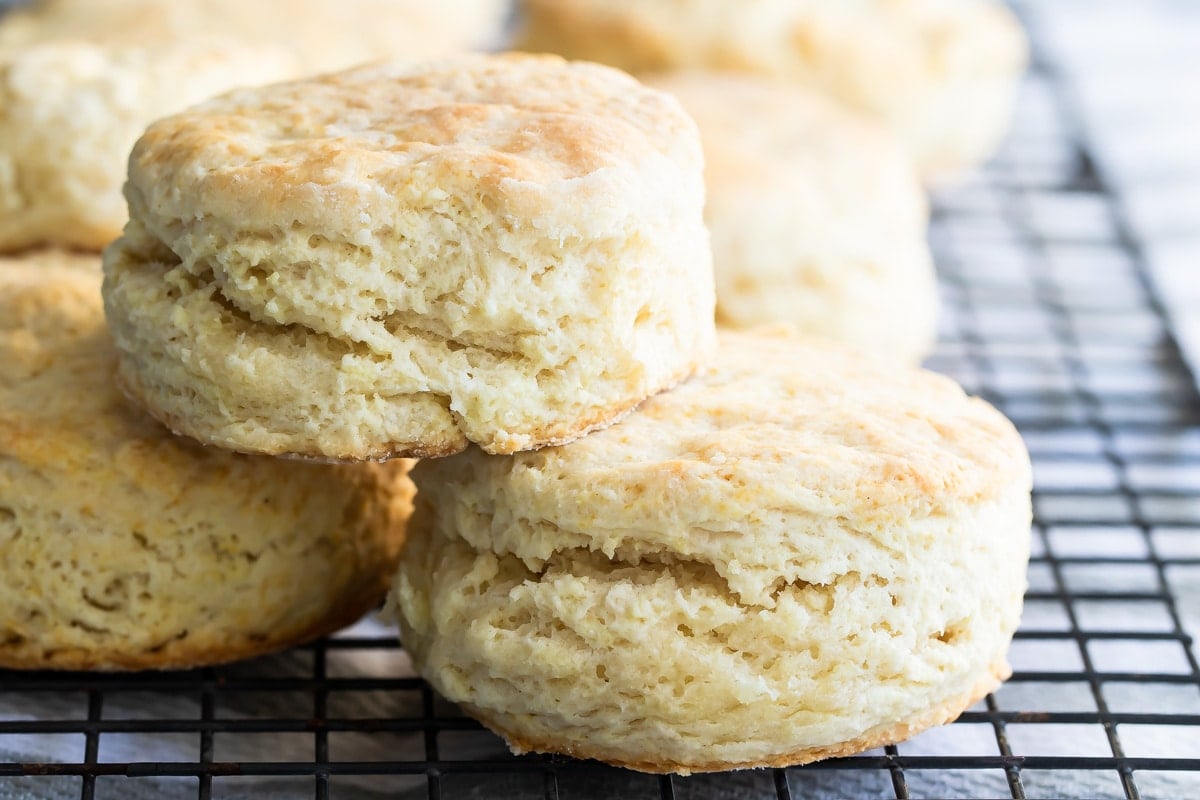 Wie man Zitronenscones ohne Mehl und Öl backt: luftig und gesund