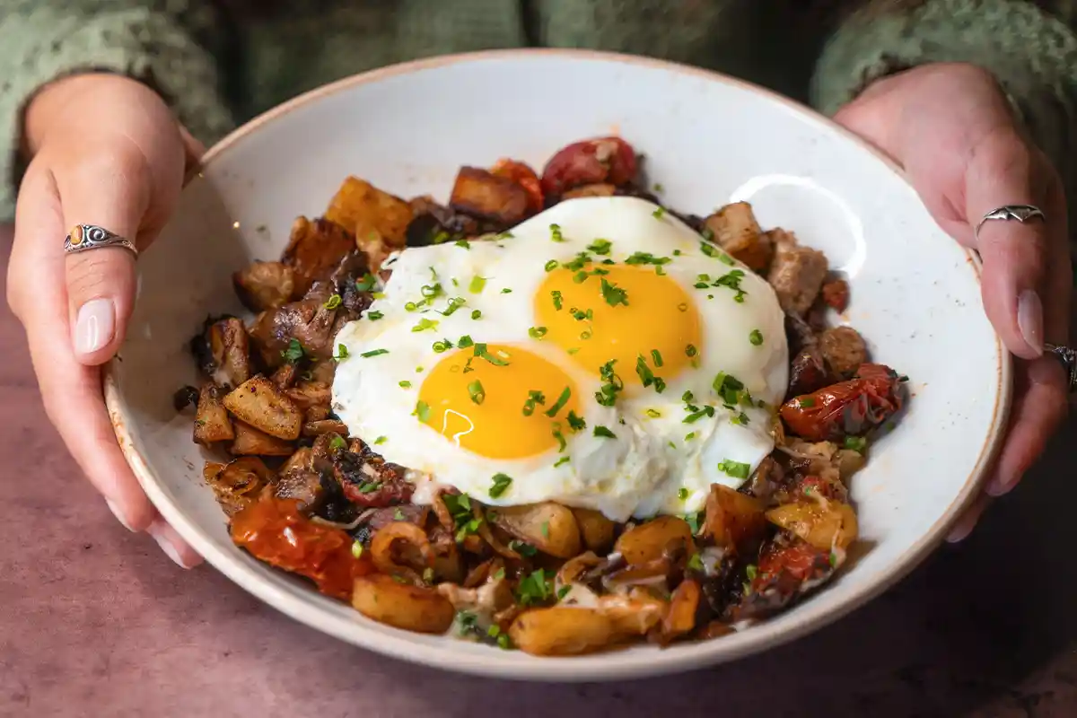 Schnelles, einfaches und gesundes Abendessen: Spiegeleier mit gebratenem Gemüse und Pilzen