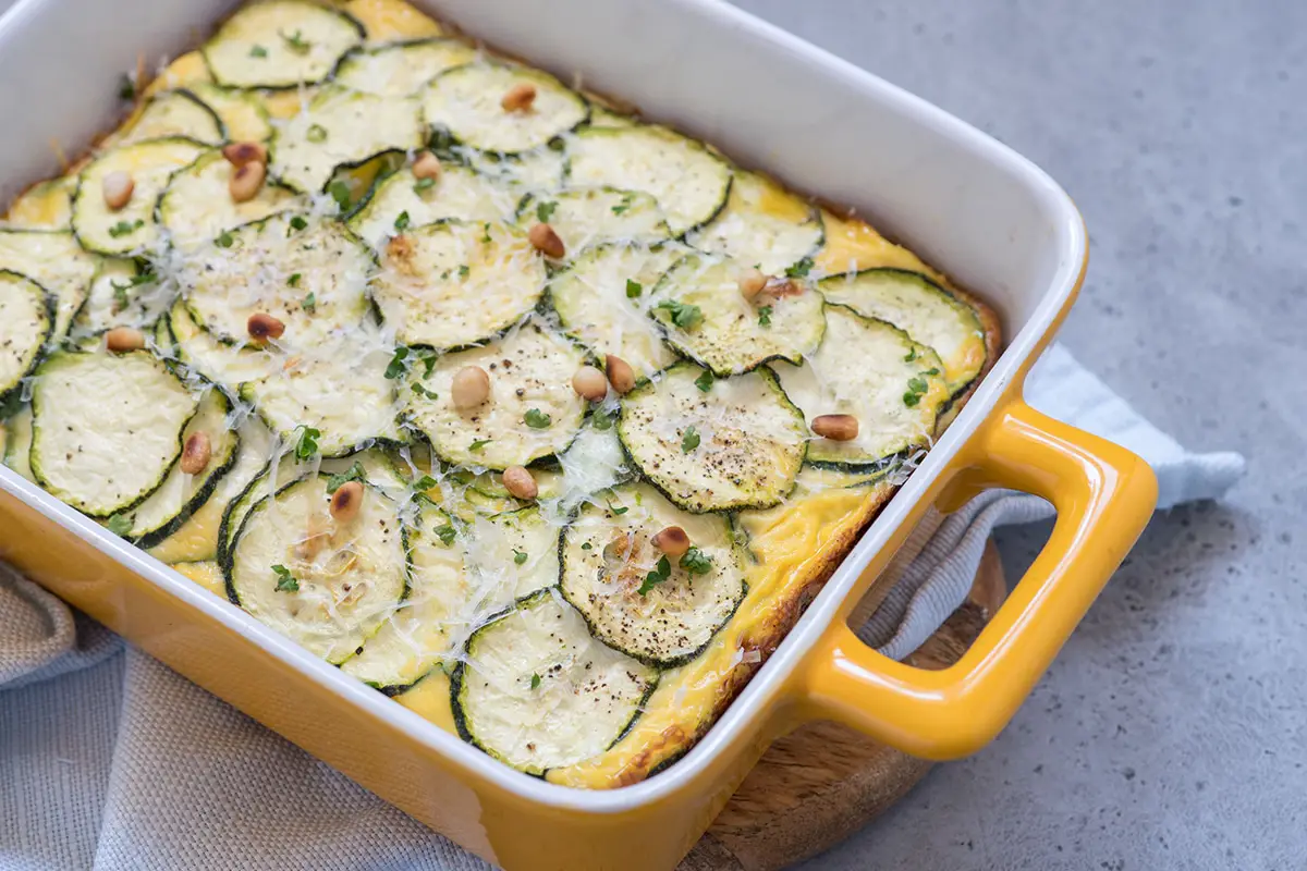Blätterteigkuchen mit Zucchini, Auberginen, Ricotta, Sardellen und Basilikum: ein einfaches und leckeres Rezept, mit dem Sie Ihre Gäste beeindrucken können