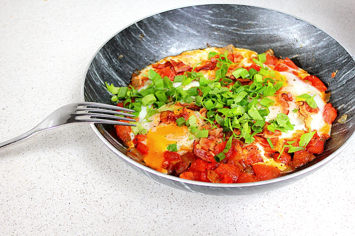 Rezept für Spiegeleier mit Tomaten und Frühlingszwiebeln