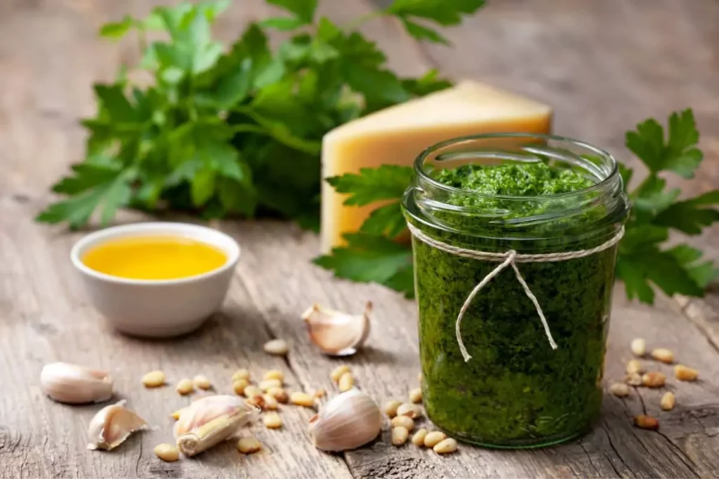 Verbessert die Sehkraft, die Durchblutung und reinigt den Körper. In Brühen ist dieses Gemüse eine Grundzutat, man kann daraus auch Pesto und Salate zubereiten
