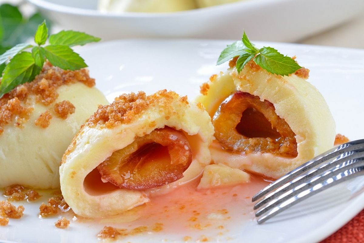 Meine Großmutter bereitet diese Pflaumenklöße schon seit 50 Jahren zu. Alle essen, bis ihnen die Ohren wackeln