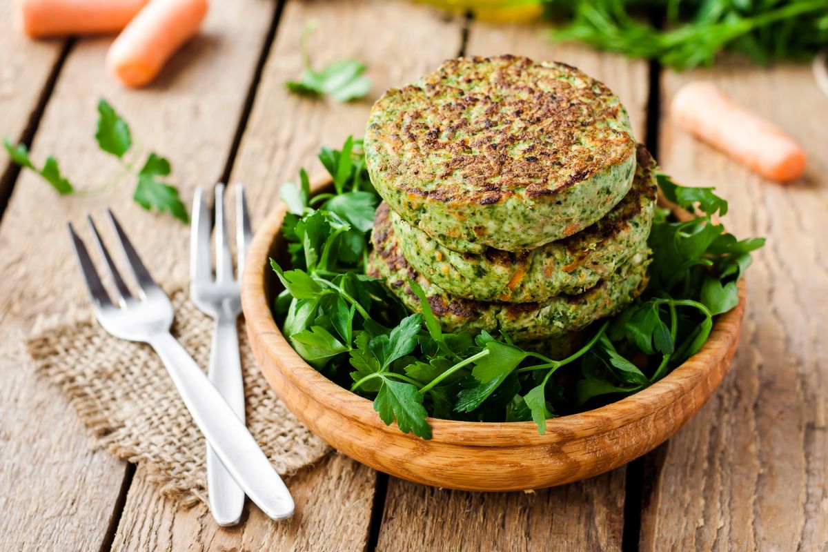 Vegetarische Burger aus Zucchini und Ricotta, die mit nur 4 Zutaten zubereitet werden können
