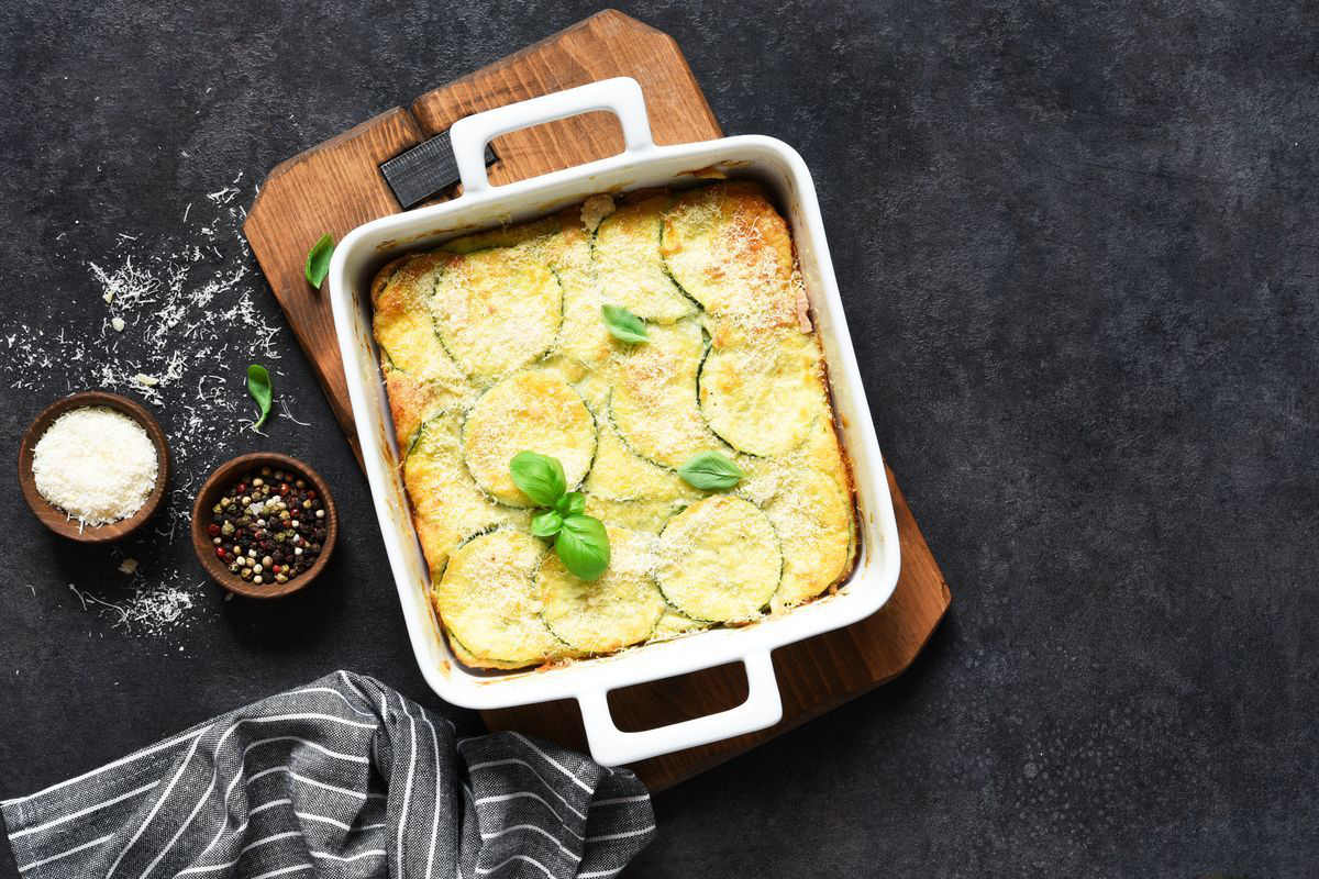 Blätterteigkuchen mit Zucchini, Auberginen, Ricotta, Sardellen und Basilikum: ein einfaches und leckeres Rezept, mit dem Sie Ihre Gäste beeindrucken können