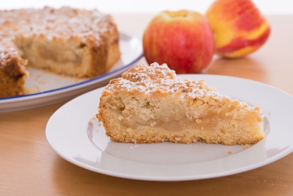Der perfekte Herbstkuchen. Wie man einen köstlichen Apfelkuchen mit Nüssen zubereitet