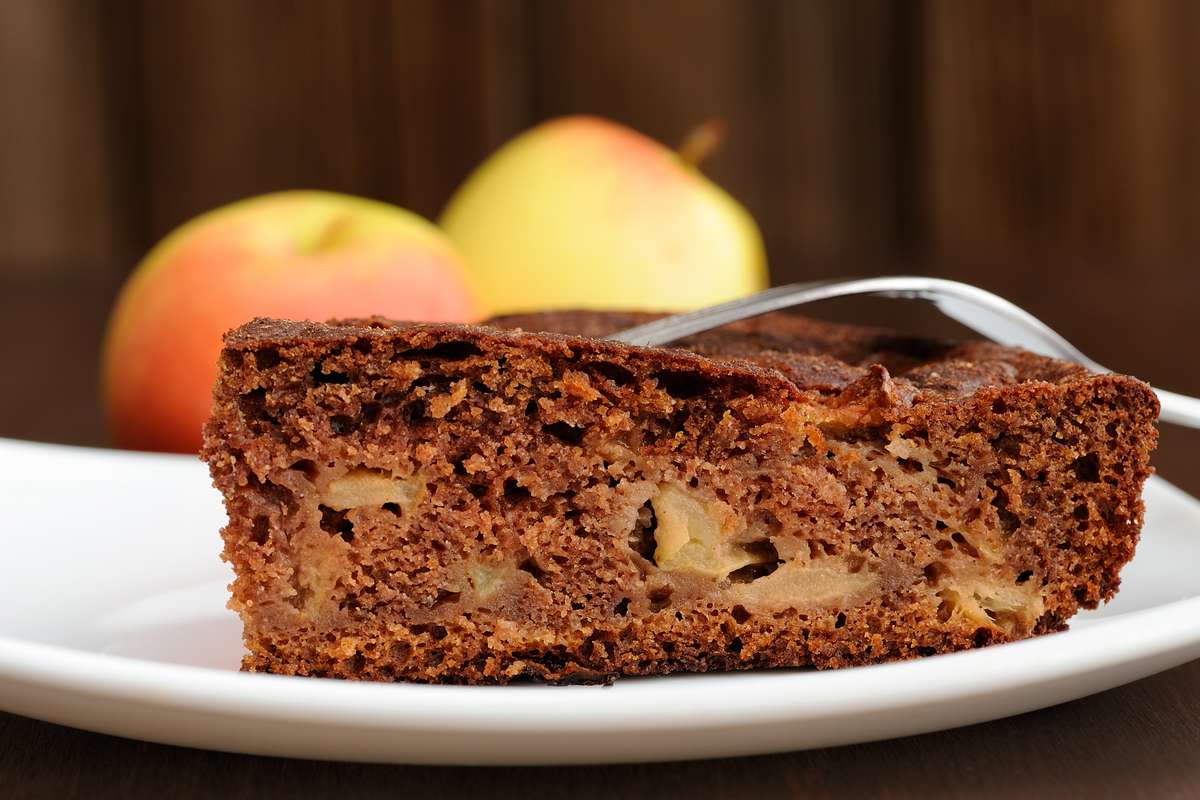 Entdecken Sie das Rezept Ihrer Großmutter. Backen Sie einen leckeren Schokoladenkuchen mit Äpfeln und wecken Sie Ihre Liebe zum Herbst.