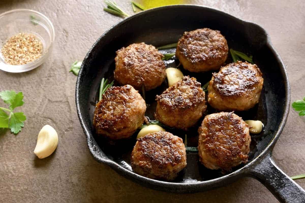 Fügen Sie einen Esslöffel zu den Hackfleischbällchen hinzu, damit sie perfekt werden. So machen es die besten Hausfrauen.
