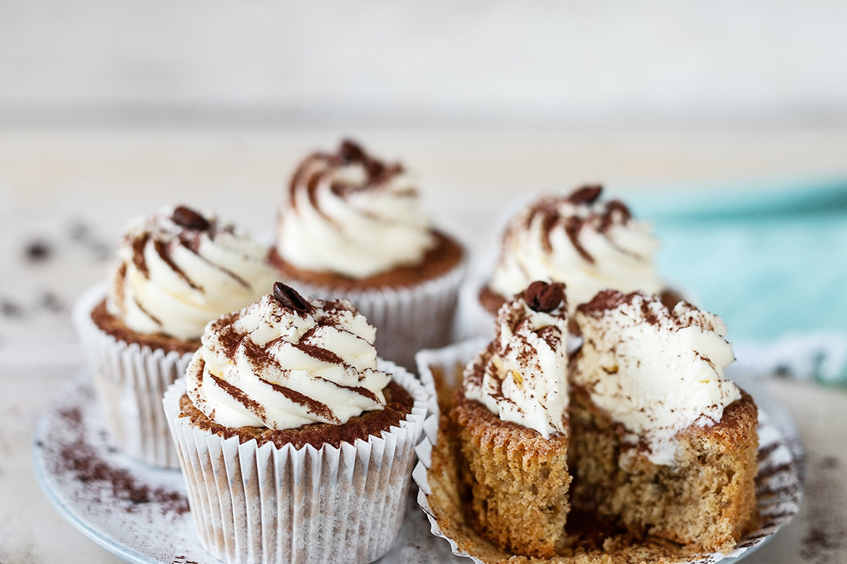 Wie man Muffins mit Tiramisu-Geschmack aus gesunden Zutaten zubereitet