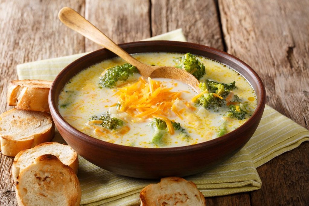 Das virale Rezept für Brokkoli-Cheddar-Suppe – ein Gericht, das reich an Ballaststoffen und Proteinen ist und sehr einfach zuzubereiten ist