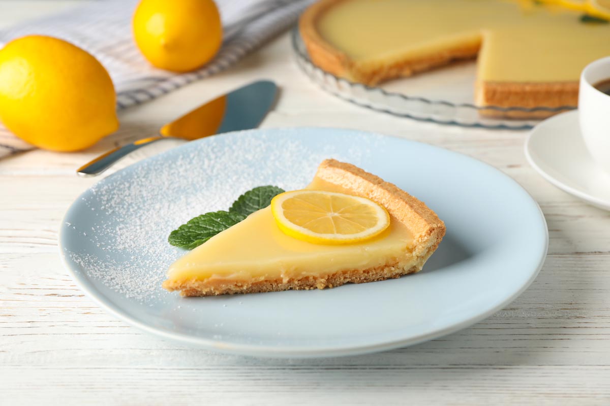 Wie man einen Zitronenkuchen mit Keksen backt: ein einfaches und schnelles Rezept ohne Backofen