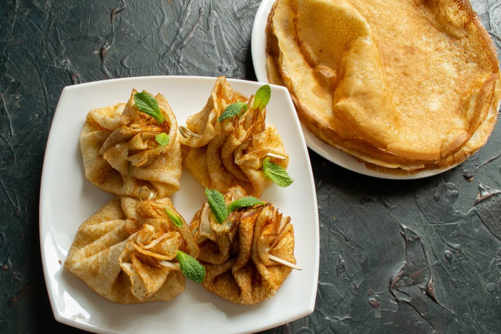 Ich verteile sie auf den Pfannkuchen und rolle sie auf. Express-Füllung