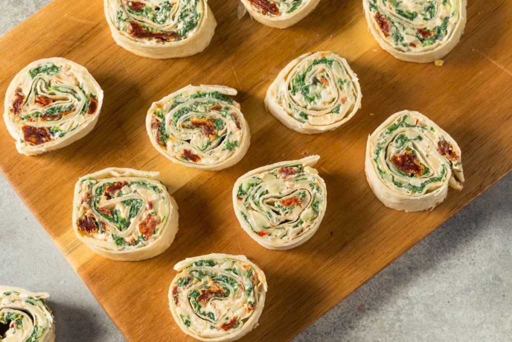 Ich nehme fertige Pfannkuchen und drei Beilagen. Geniale Snack-Rollen sind in 15 Minuten fertig