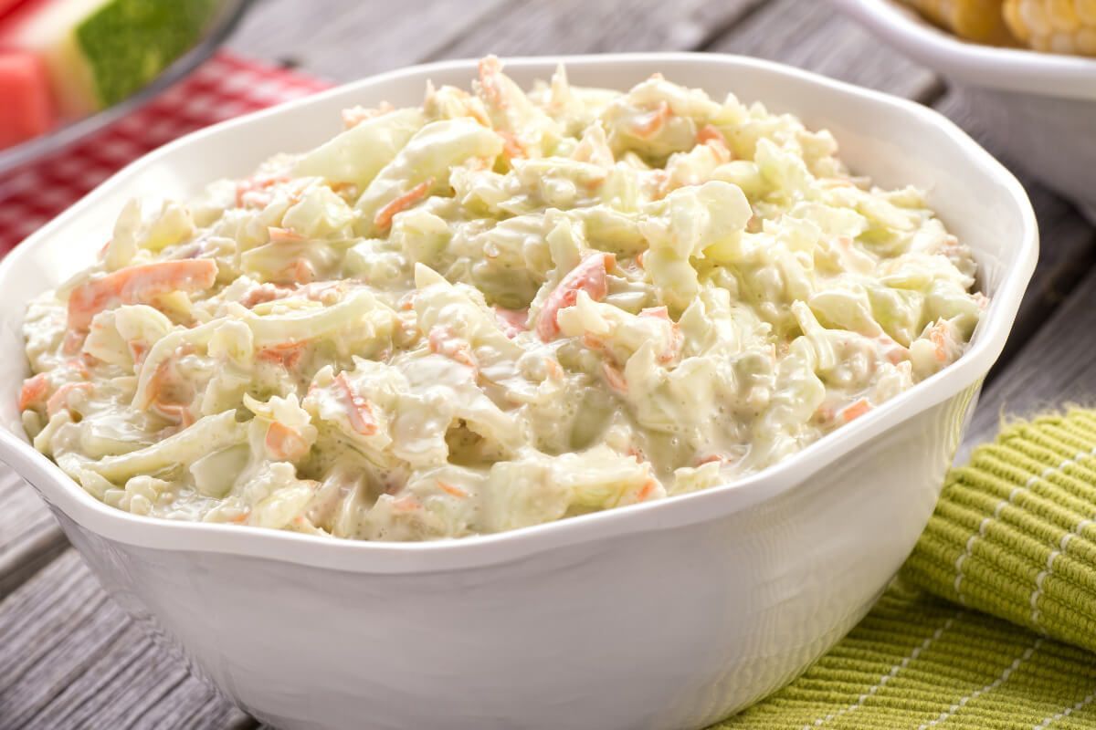 Auf keinen Fall Butter oder Olivenöl. Meine Schwiegermutter hat noch eine weitere Zutat für Sauerkrautsalat, die ihn noch leckerer macht