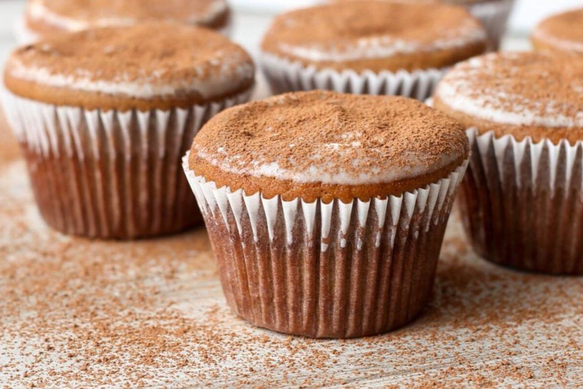 Wie man Muffins mit Tiramisu-Geschmack aus gesunden Zutaten zubereitet