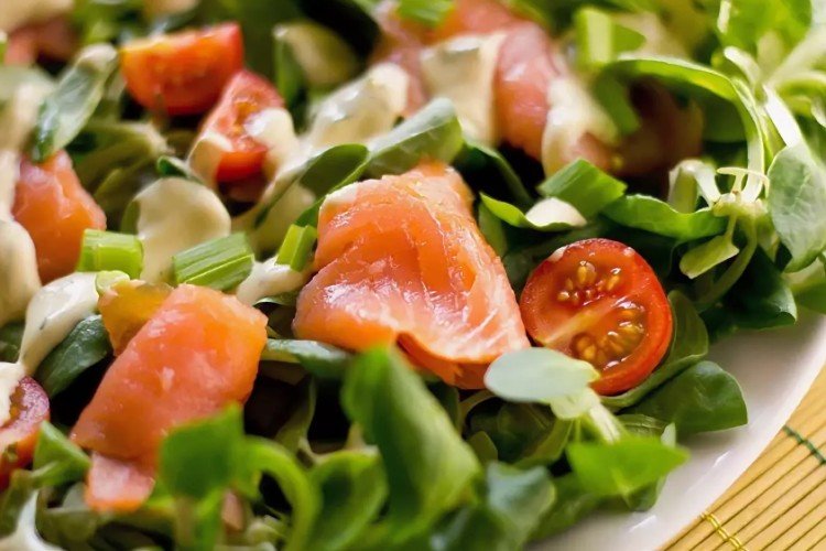 Ich bereite einen köstlichen Salat zum Abendessen in 15 Minuten zu. Drei einzigartige Zutaten, und alle werden satt.