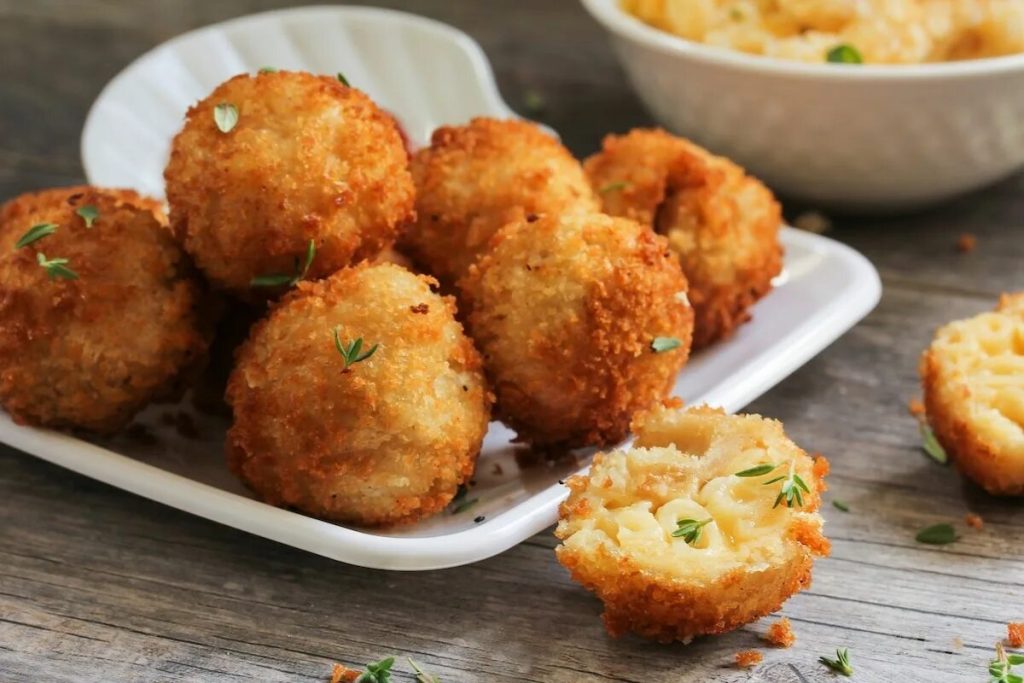 Kartoffelkroketten mit leckerer Soße – ein Rezept für ein preiswertes Mittagessen. So hat es meine Großmutter gemacht