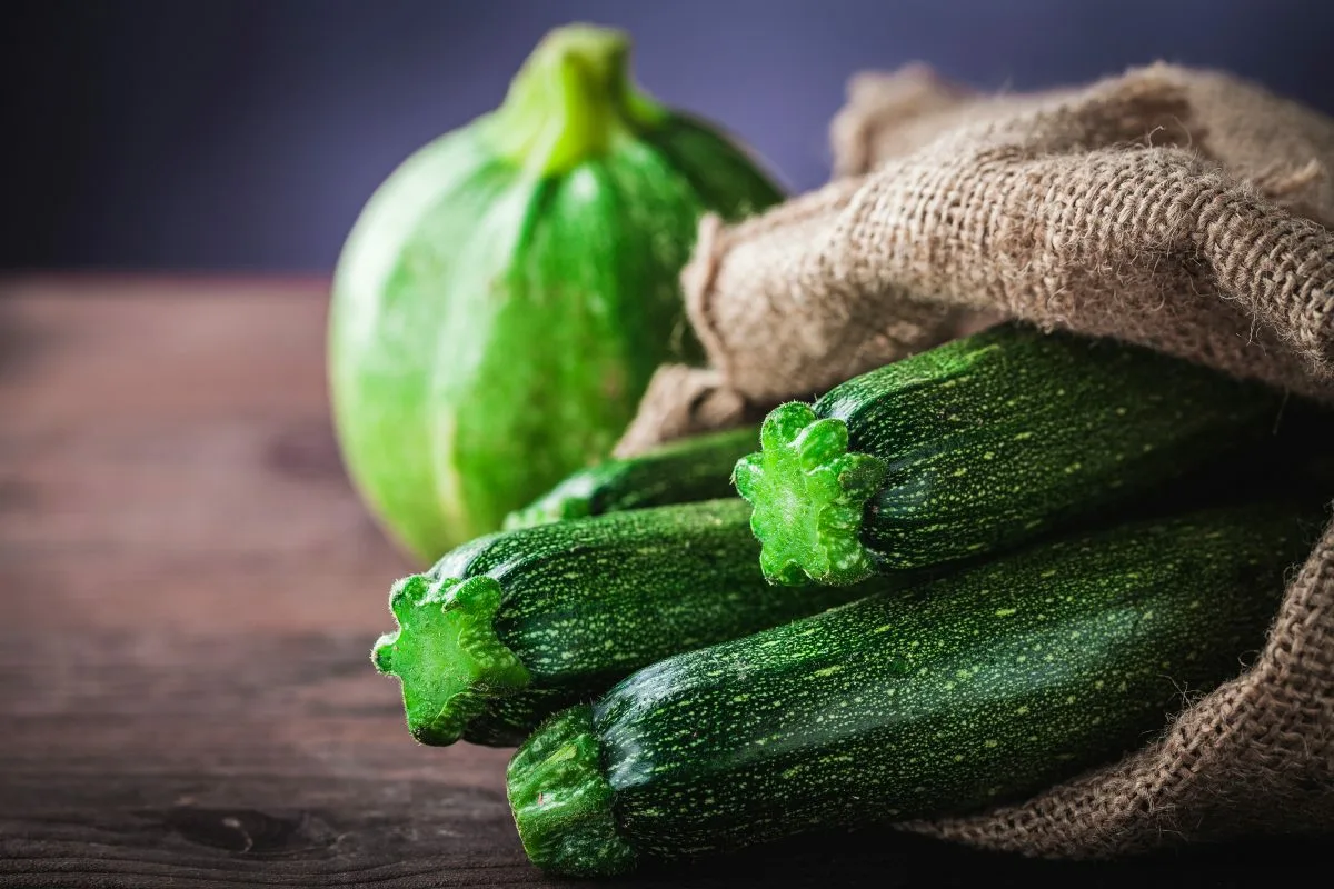 Viel besser als im Kühlschrank: Zucchini können hier 3 Monate lang gelagert werden.