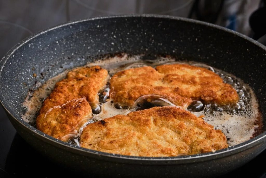 Ich bereite bayerische Schweinekoteletts für das Sonntagsessen zu. Dank zweier Zutaten schmecken sie viel besser als herkömmliche Koteletts