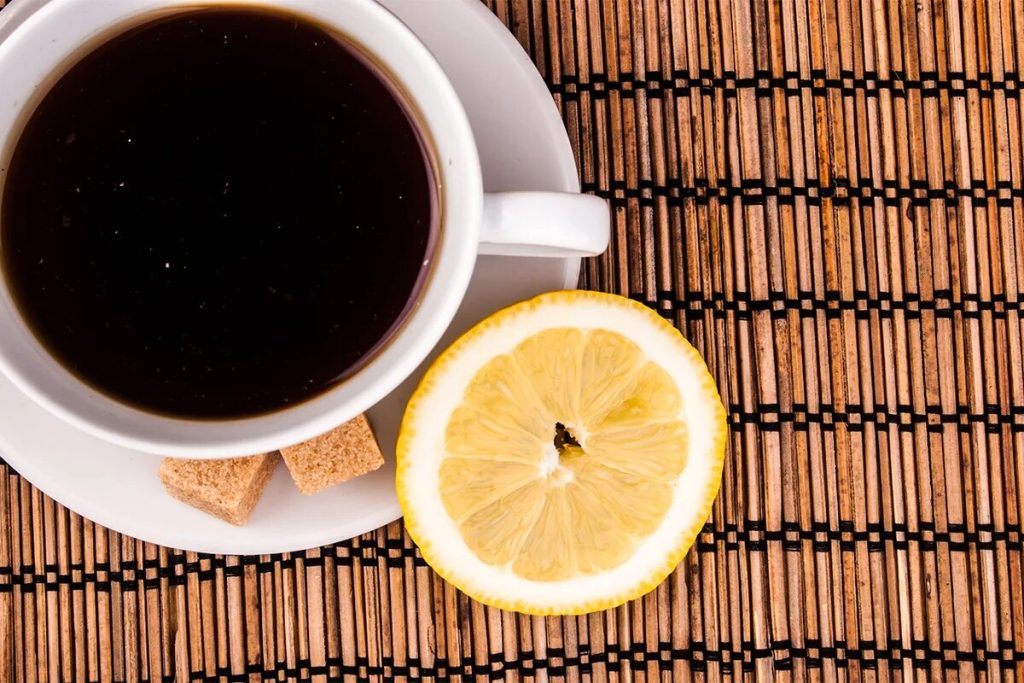 Ich gebe eine Scheibe in meinen Morgenkaffee. Nach einem solchen Getränk funktioniert der Darm wie er soll