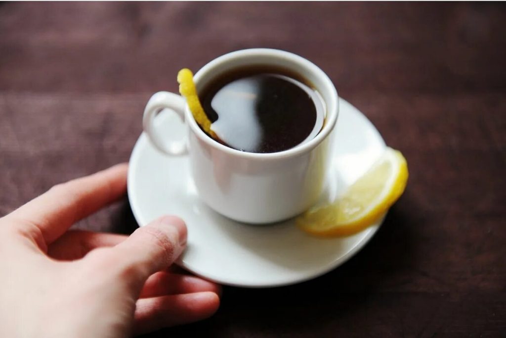 Ich gebe eine Scheibe in meinen Morgenkaffee. Nach einem solchen Getränk funktioniert der Darm wie er soll