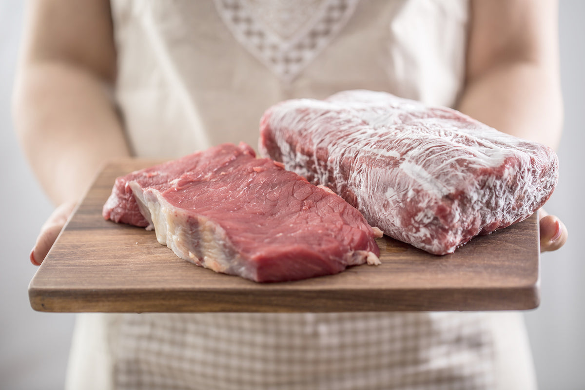 Ein deutscher Metzger gibt einen einfachen Haushaltstipp, wie man Fleisch in fünf Minuten auftauen kann: „Das Fleisch wird dabei nicht schlecht.“