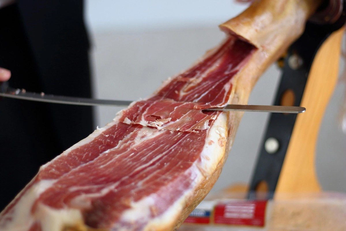 Ist es gut, den weißen Teil des Serrano-Schinkens zu essen? Ein Experte auf dem Gebiet der Gastronomie fällt sein Urteil