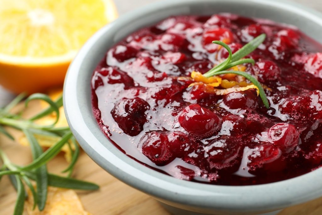 Sie können ihn aus frischen Cranberries zubereiten. Es gibt keine bessere Soße zu gebratenem Fleisch und Pastete