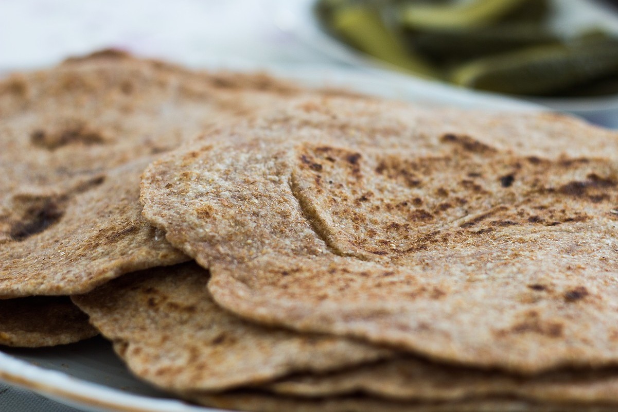 Ersetzen Sie normales Brot durch gesunde und aromatische Fladenbrote. Sie werden sie vom ersten Bissen an lieben, und die Zubereitung dauert nur 15 Minuten.