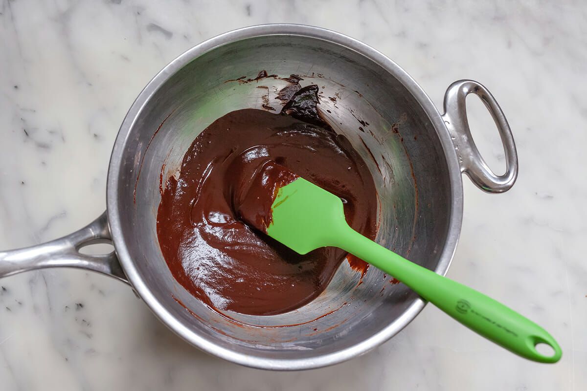 Der einfachste Schokoladenkuchen der Welt wird mit nur 4 Zutaten zubereitet
