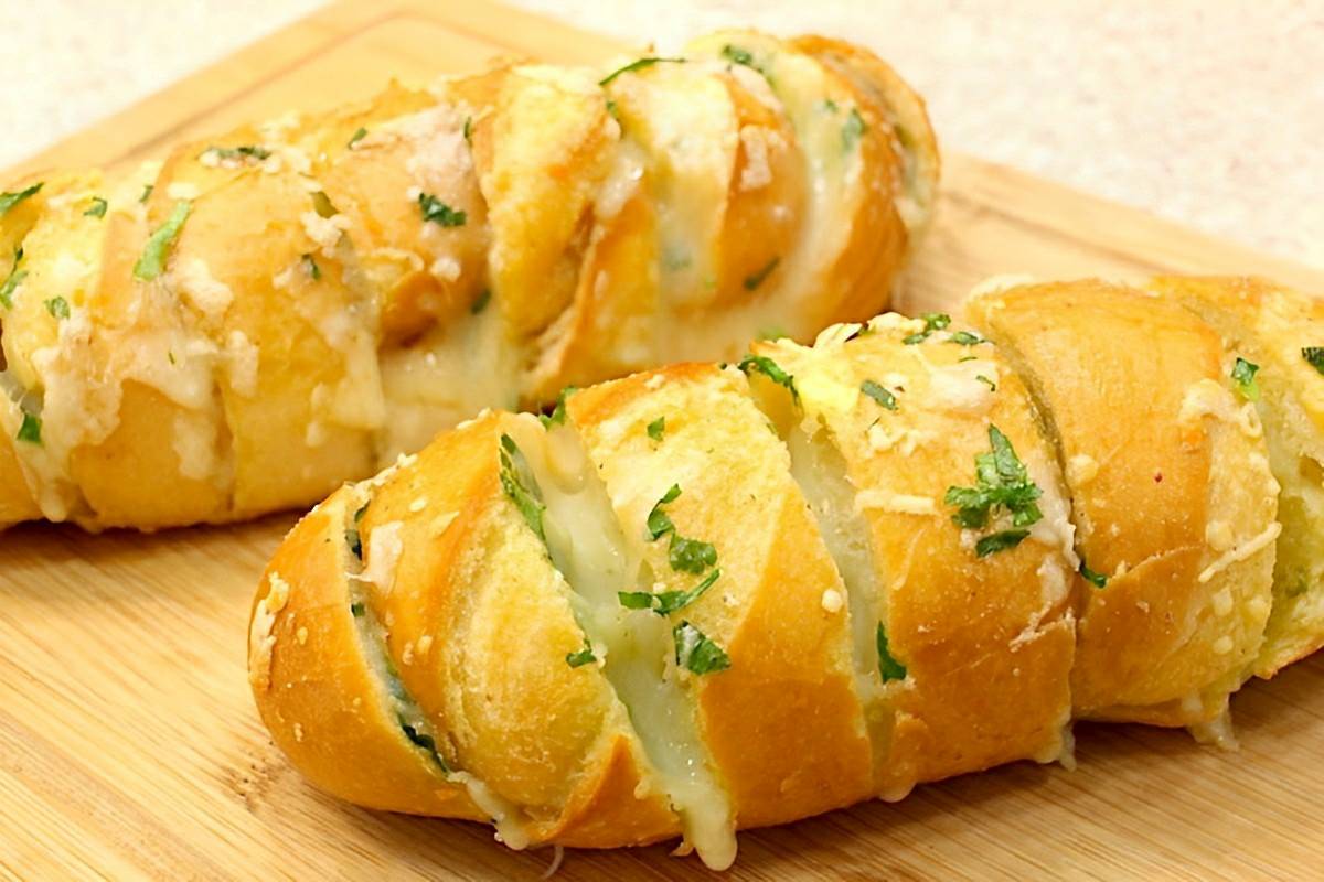 Auf Wiedersehen, Backofen: Wie man Knoblauchbrot mit Käsefüllung zubereitet, ganz einfach und in weniger als 30 Minuten