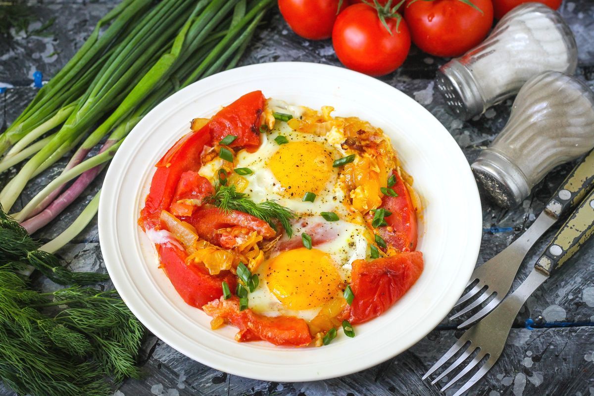 Rezept für Spiegeleier mit Tomaten und Frühlingszwiebeln